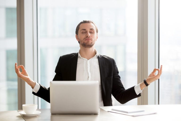 Business Yoga: Mitarbeiter üben Atemtechniken zur Stressbewältigung im Büro.