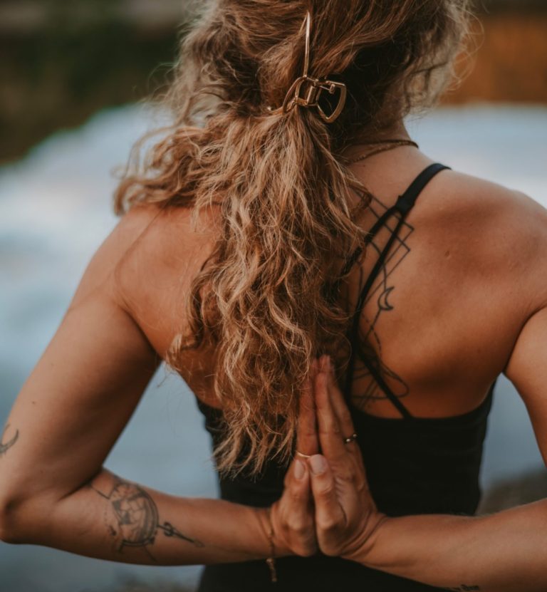 Laura Pilsel bietet Business Yoga an, fördert Stressabbau und verbessert das Wohlbefinden im Büroalltag.