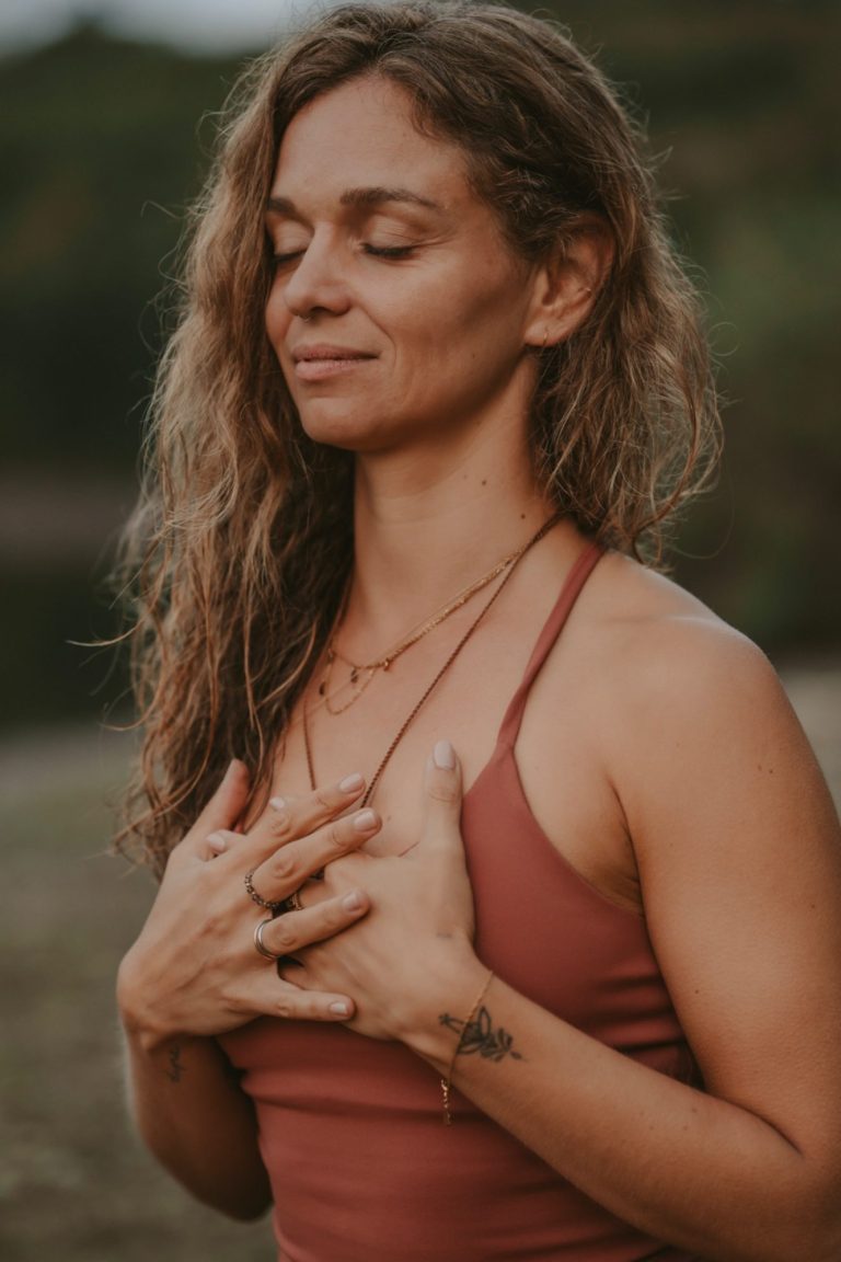 Yogalehrerin Laura Pilsel meditiert achtsam in der Natur.
