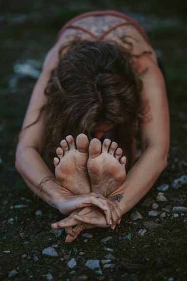 Laura Pilsel übt eine sanfte Asana im Morgenlicht, verbunden mit der natürlichen Energie der Umgebung.