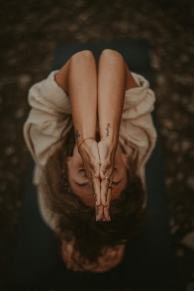 Laura Pilsel übt eine sanfte Asana im Morgenlicht, verbunden mit der natürlichen Energie der Umgebung.