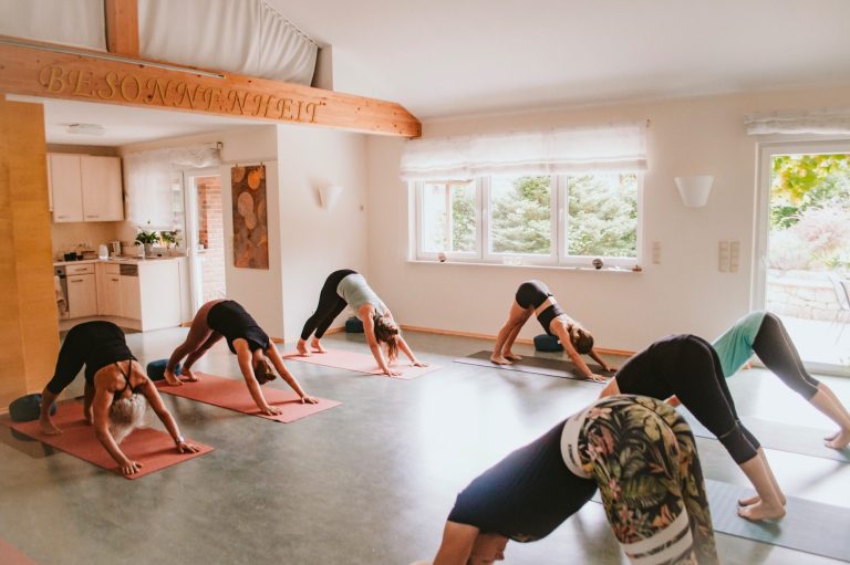 Private Yoga-Stunde mit Laura Pilsel in einem ruhigen Studio in Olpe.